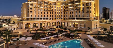 Una piscina cubierta, una piscina al aire libre