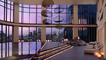 Roupas de cama premium, frigobar, ferros/tábuas de passar roupa