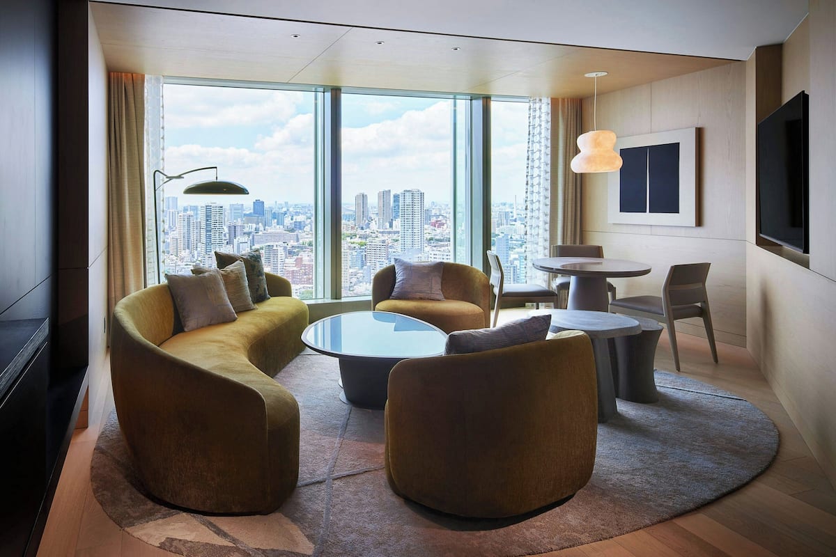 Executive Double Room, 1 Katil Raja (King), Non Smoking, Bay View | Ruang tamu | 55 inci sebuah televisyen pintar dengan satelit, Netflix