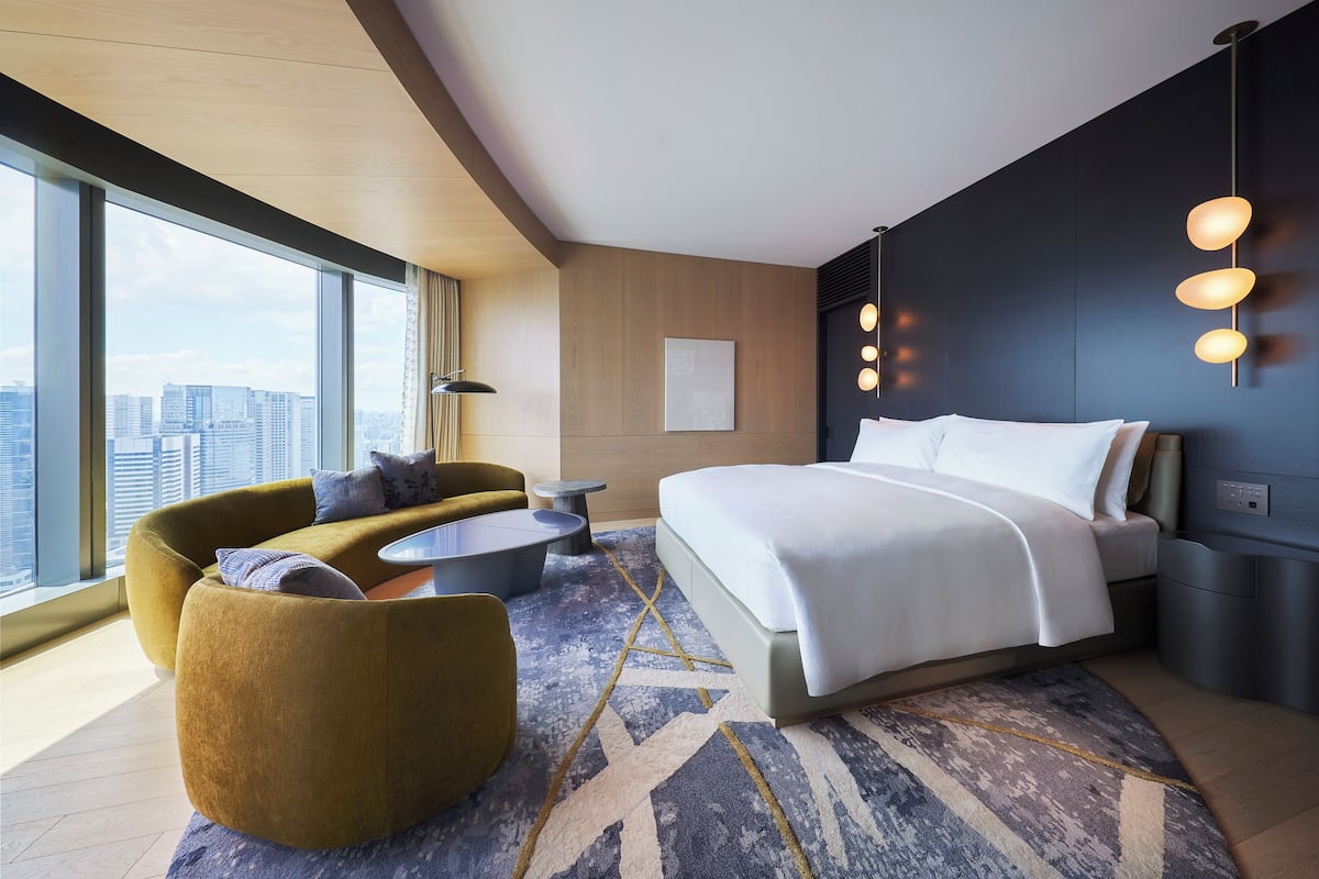 Suite Junior, 1 letto king, vista baia, ad angolo | Biancheria da letto di alta qualità, minibar, ferro/asse da stiro