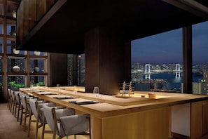 3 restaurantes; se sirve desayuno, almuerzo y cena; cocina japonesa