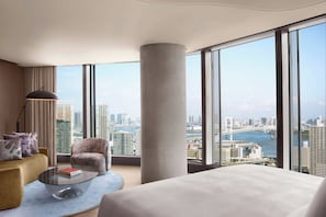 Ropa de cama de alta calidad, minibar y tabla de planchar con plancha