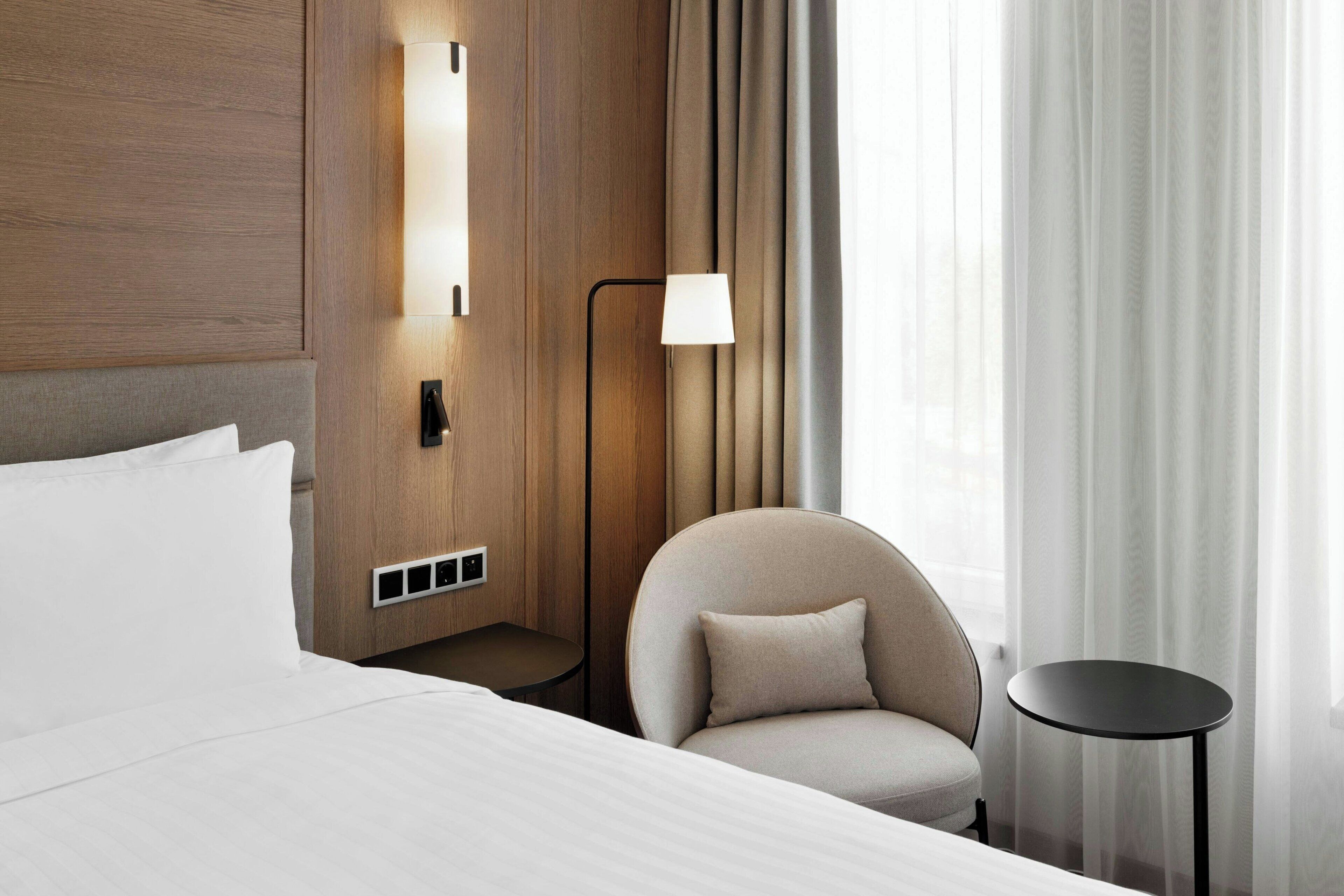 Standard Room, 1 King Bed | In-room safe, desk, laptop workspace, soundproofing