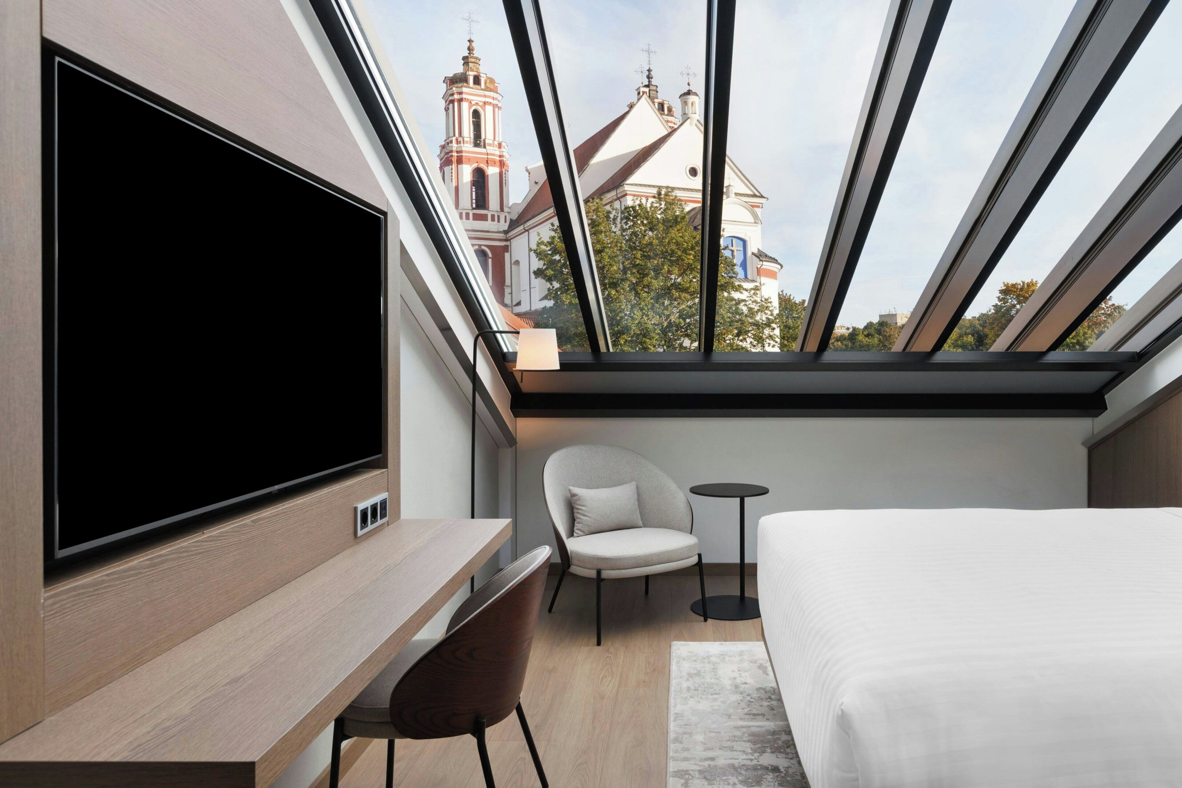 Rom, 1 queensize-seng | Safe på rommet, skrivebord, skrivebord for bærbar PC og lydisolert