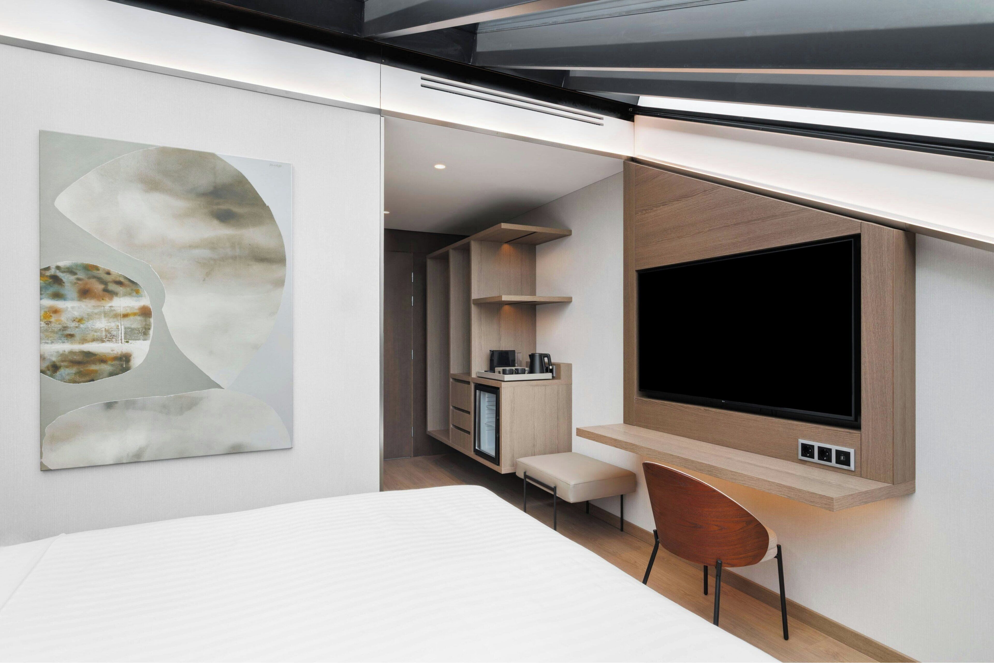 Room, 1 Queen Bed | In-room safe, desk, laptop workspace, soundproofing