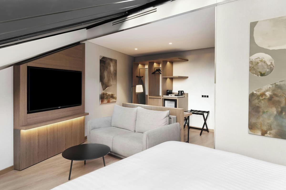Suite junior, 1 cama King size y sofá cama, para no fumadores | Caja de seguridad en la habitación y escritorio