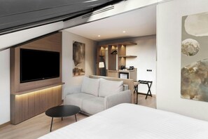 Suite junior, 1 cama King size y sofá cama, para no fumadores | Caja de seguridad en la habitación y escritorio 