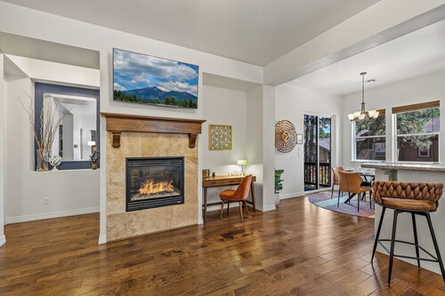 Spring Escape + Hike + MTB - 5 Min to Downtown - Sleeps 6 - Prvt Deck - Garage