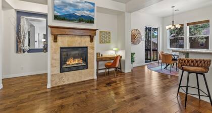 Spring Escape + Hike + MTB - 5 Min to Downtown - Sleeps 6 - Prvt Deck - Garage
