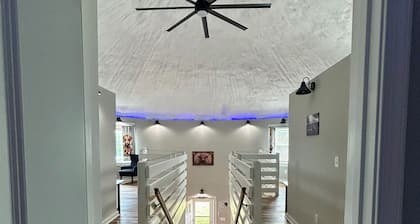 Lg Grain Bin turned into a modern home located minutes to Lynchburg and Liberty