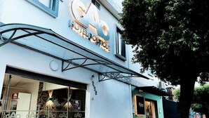 A hotel boutique with a modern facade, large glass windows, and a visible entrance. - Hotel Boutique Gao (San Jose de Cucuta)