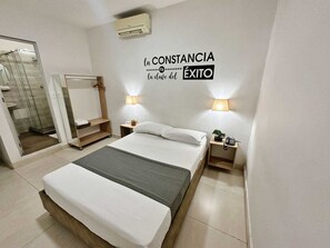 Habitación doble superior | Caja de seguridad en la habitación y tabla de planchar con plancha