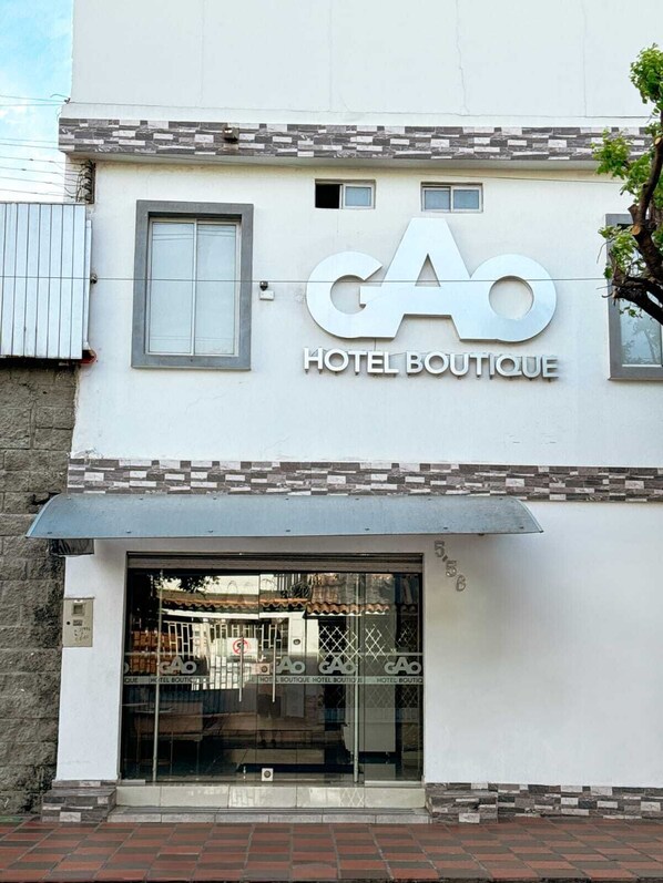 A building with a sign reading "CAO HOTEL BOUTIQUE". - Hotel Boutique Gao (San Jose de Cucuta)