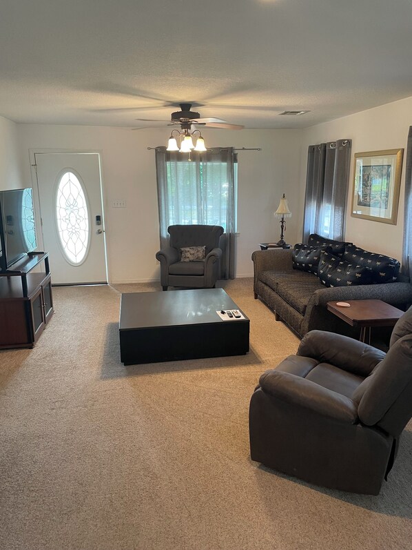 Living area - Charming 2-bedroom house in tranquil McAlester with AC (McAlester)