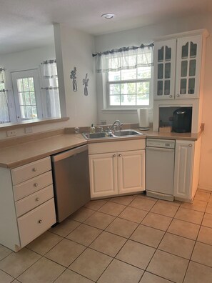 Private kitchen - Charming 2-bedroom house in tranquil McAlester with AC (McAlester)