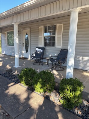 Terrace/patio - Charming 2-bedroom house in tranquil McAlester with AC (McAlester)