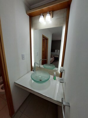 Serviettes fournies, savon, papier toilette