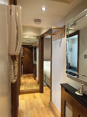 1 chambre, coffres-forts dans les chambres, fer et planche à repasser