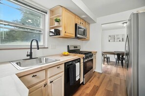 Microwave, oven, stovetop, dishwasher - 3BR Colerain Home, Monthly Stay Ready (Cincinnati)