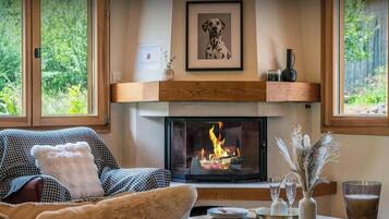 Fernseher, Kamin, Stereoanlage