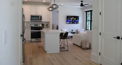 Clean, Stylish 1 Bedroom Apartment - Minutes from Downtown Alpharetta/Avalon