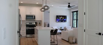 Clean, Stylish 1 Bedroom Apartment - Minutes from Downtown Alpharetta/Avalon