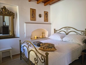 5 dormitorios, caja fuerte, escritorio y tabla de planchar con plancha