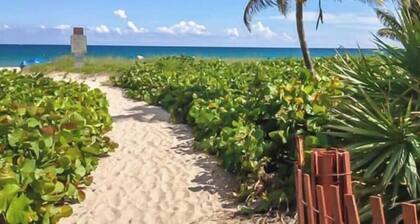 Cozy Charming Serene 2-bedroom house in delightful Delray Beach Near Beach