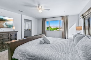 7 habitaciones, escritorio y tabla de planchar con plancha