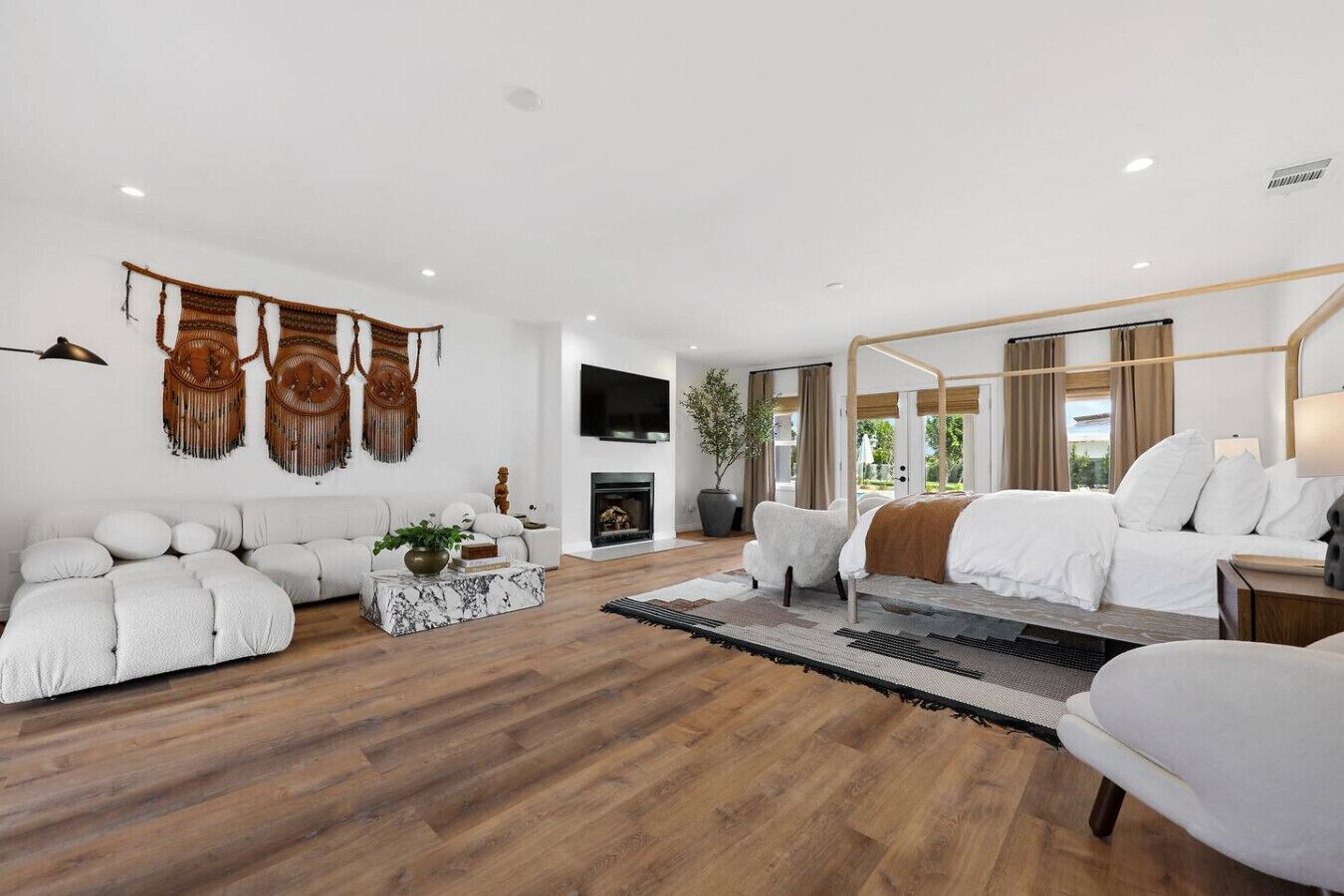 5 habitaciones, escritorio y tabla de planchar con plancha 