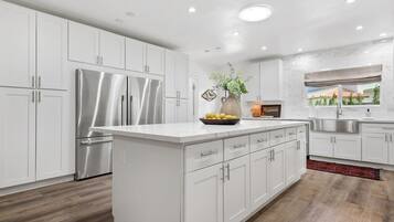 Een koelkast, een magnetron, een oven, een kookplaat