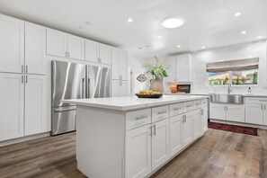 冰箱、微波炉、烤箱、炉灶