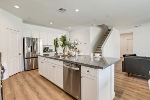 Fridge, microwave, oven, stovetop - Pickleball Lrg SpaPool Bball Gameroom 14Beds Fitne (Coachella)