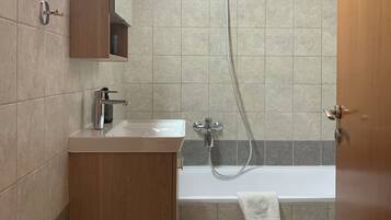 Hiustenkuivaaja, pyyhkeet, saippua, vessapaperi