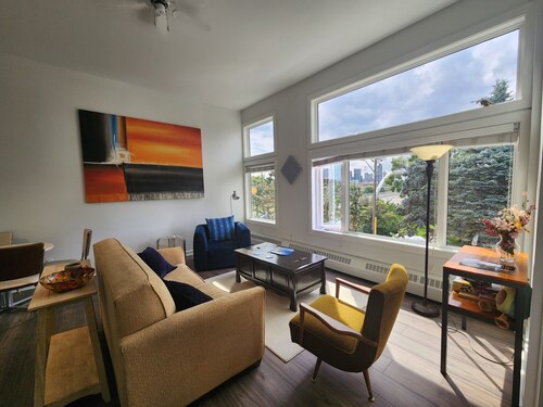 2BR,Sleeps 4,  free parking, near shops and  river. 4 min to confluence.