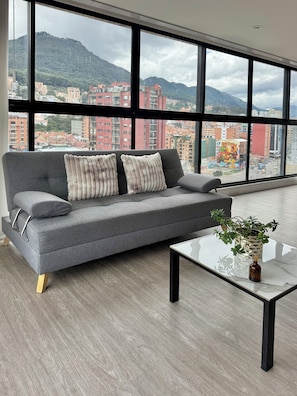 Appartement, balcon | Aire de séjour