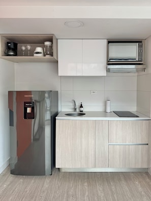 Apartment, Balcony | Private kitchen | Microwave, stovetop, cookware/dishes/utensils