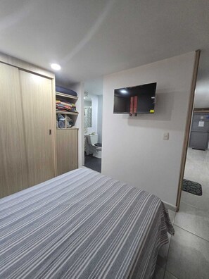 2 bedrooms, iron/ironing board, internet, bed sheets