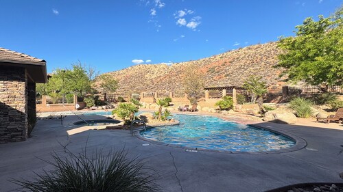 Coral Springs Resort I Pool & Hot Tub I Easy Highway Access I Top Floor