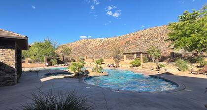 Coral Springs Resort I Pool & Hot Tub I Easy Highway Access I Top Floor