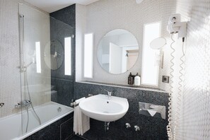 Articles de toilette gratuits, sèche-cheveux, serviettes fournies