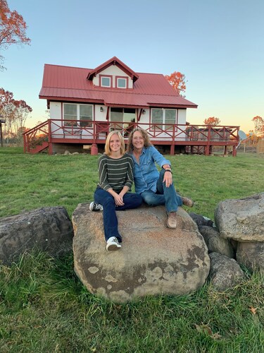 Charming & cozy spacious farmhouse with beautiful views & near lakes and trails!