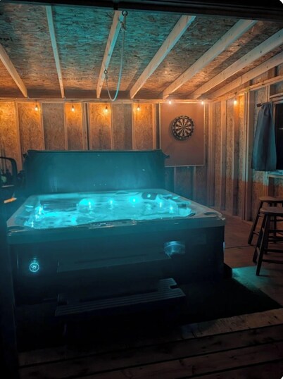 Cozy Summerside Retreat | Hot Tub + Fireplaces