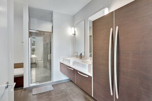 Dusche, Haartrockner, Handtücher