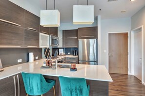 Geladeira, micro-ondas, fogão, cooktop