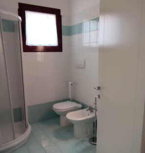 Doccia, asciugacapelli, bidet, asciugamani