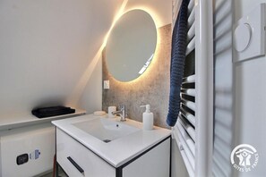 Shower, hair dryer, towels - La Petite Bretonne - PLEUMEUR GAUTIER (PLEUMEUR GAUTIER)