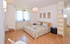 5 slaapkamers, een strijkplank/strijkijzer, reisbedje, gratis wifi