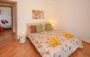 5 habitaciones, tabla de planchar con plancha y cuna de viaje