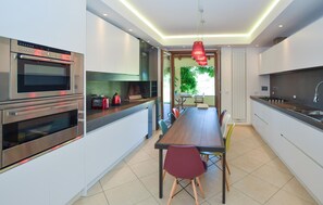 Réfrigérateur, four à micro-ondes, un four, surface de cuisson